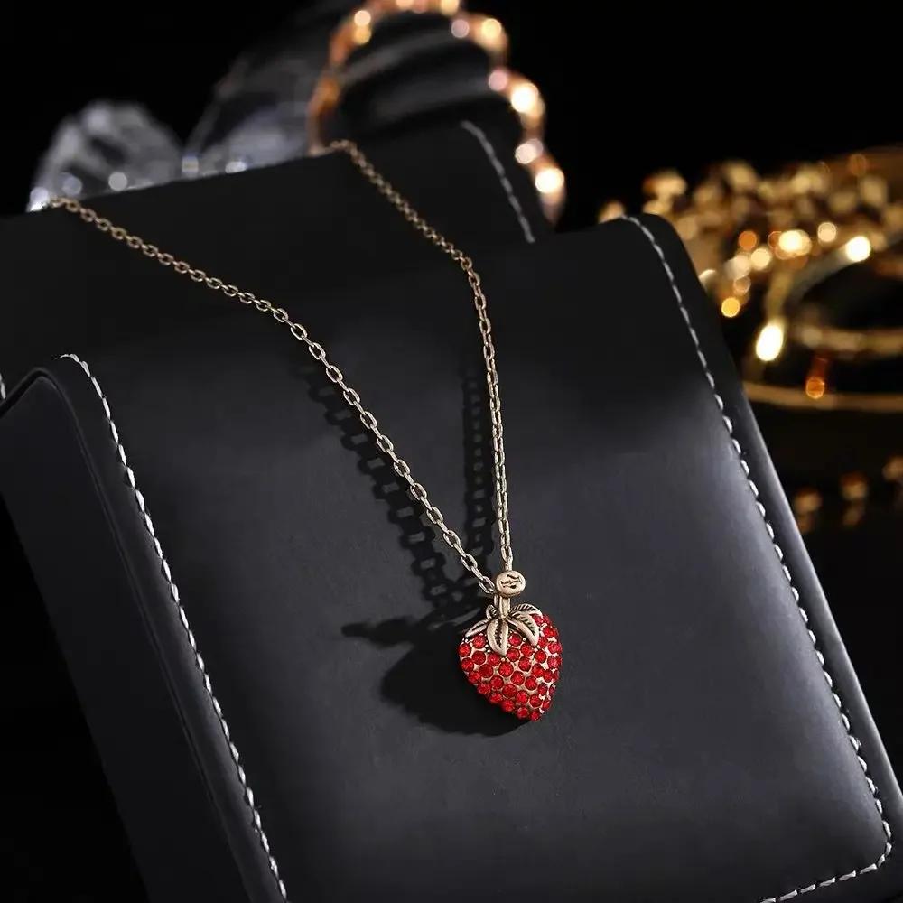 

2024 Новий Ретро Модний Стиль Універсальні Вінтажні Вироби Ручної Роботи Сережки з Інкрустацією Червоним Цирконом для Жінок.