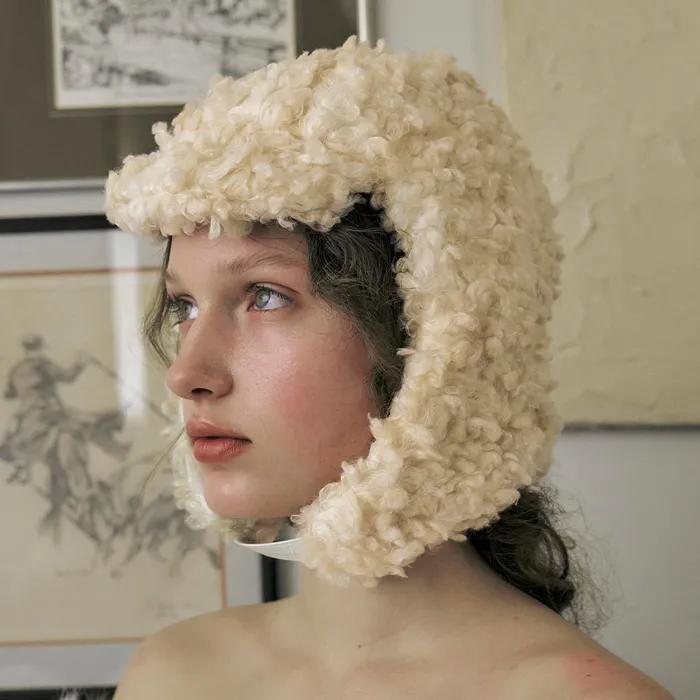 CURLY EARFLAP HAT IN BEIGE