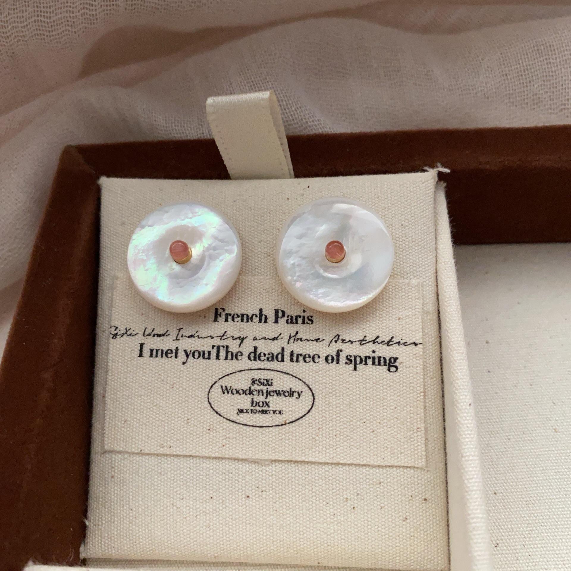 Natural shell earrings stud earrings design, high-end exquisite super fairy earrings, socialite elegant and beautiful temperament