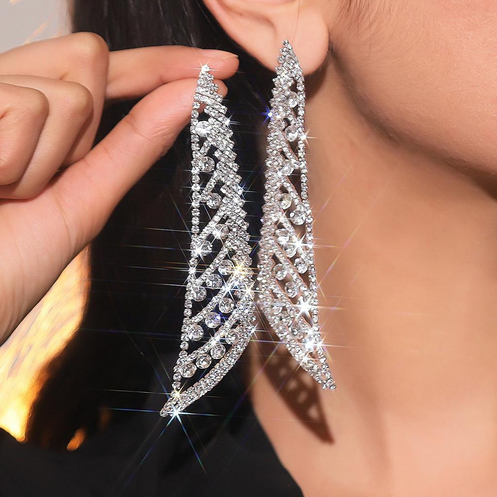 Luxuriöse Ohrringe mit langen Fransen und Strasssteinen