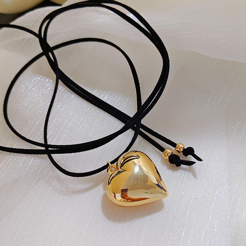 

Регулируемое колье-чокер из вощеного шнура с подвеской в виде сердца