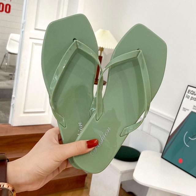 

Шлепанцы с узором «елочка». Женщины носят однотонные шлепанцы и шлепанцы. Летняя женская обувь. 38