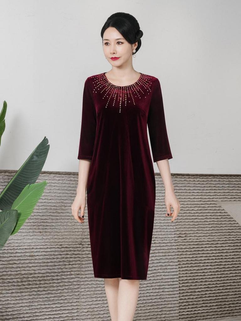 Qipao de terciopelo: Elegante vestido de otoño para un look juvenil y sofisticado.