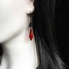 Gotyckie kolczyki nietoperze z czerwonymi i czarnymi kamieniami szlachetnymi