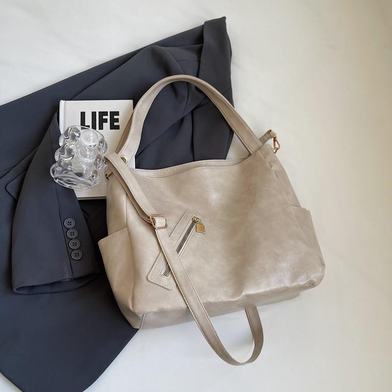 Trendy Street Style Pu Material Women's Shoulder Bag With Spacious Interior Design