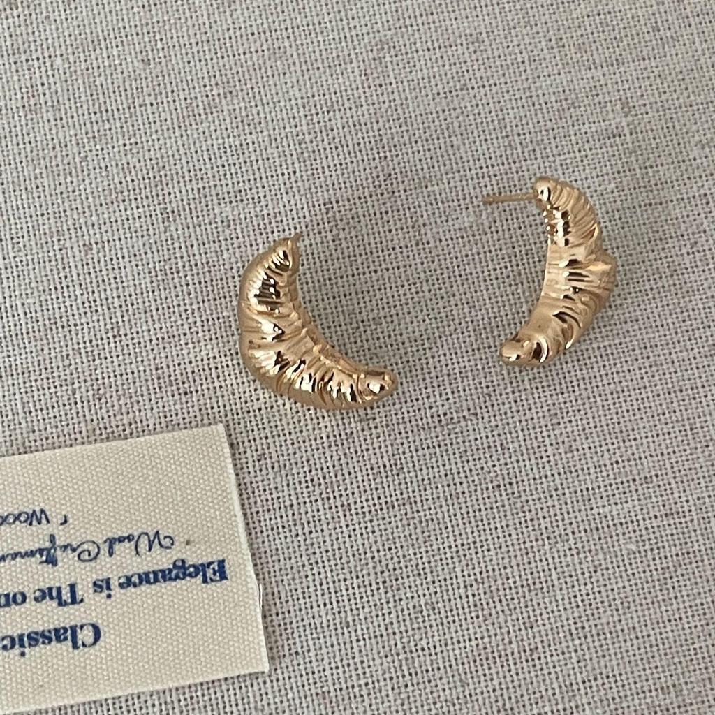 2024 Trendy Metal Crescent Croissant Stud Earrings for Women - Niche Cold Style Design
