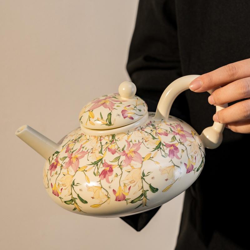A Large capacity Teapot with A Lid As A Birthday Gift for Girls A Cup of High Appearance Level As A Souvenir Gift and A Christmas Present