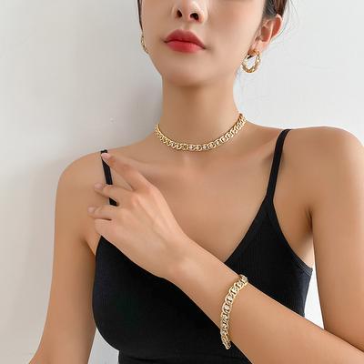 Leichter Luxus Temperament Halskette Trendige Halskette Schmuckset Kalter Wind Design Metallfarbe Schlüsselbeinkette Frauen