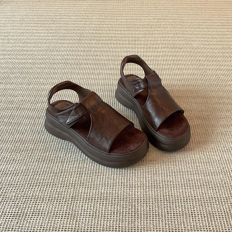 

Место!! Ретро повседневные сандалии на платформе с открытым носком, красивые женские летние новые универсальные на мягкой подошве, увеличивающие рост, римские туфли 40 коричневый