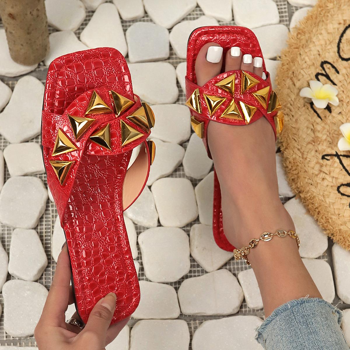 

Большие размеры женские тапочки с одним словом 2024 новая летняя одежда с заклепками инкрустированные квадратные сандалии на плоской подошве женские 43