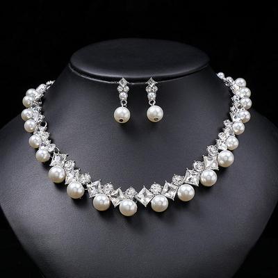 Set di Collana di Perle e Pietre Preziose di Lusso Europee e Americane: Maglioni Versatili e Catene Clavicolari per Donna