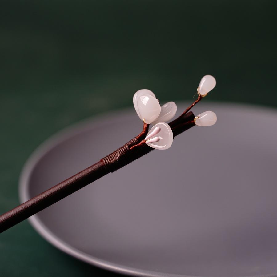 Ancient Style Magnolia Hairpin Artificial Transparent Glass Flower Tassel Hair Stick Wooden Simple Updo Hairpin New Year Gifts