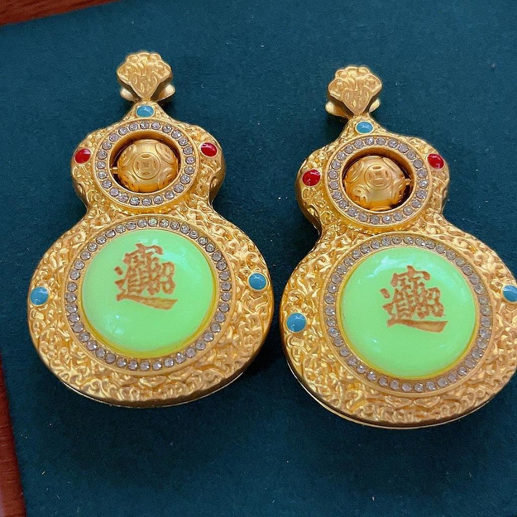 Luminous Stone Copper Alloy Pendant: Stylish & Versatile Gift for Friends and Influencers