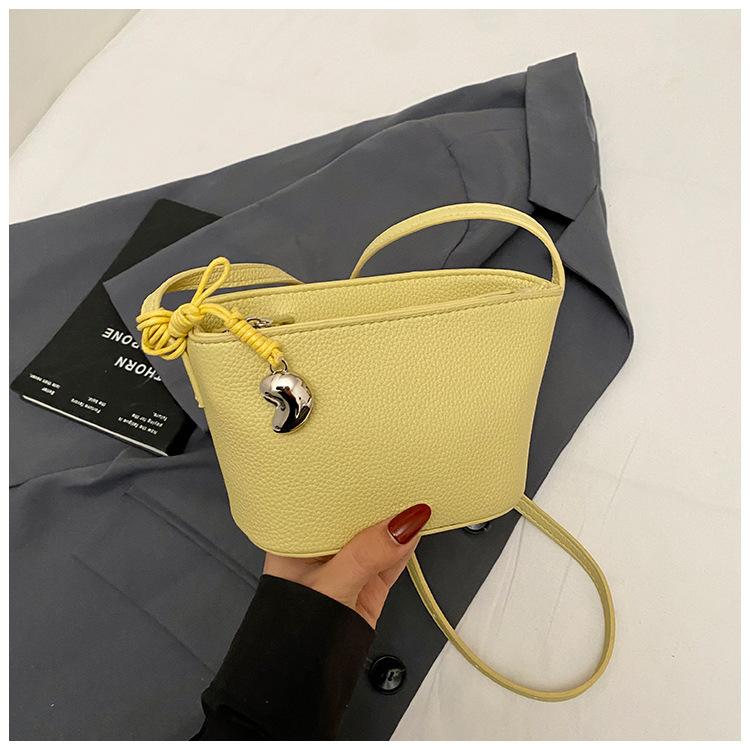

Трендовая повседневная маленькая квадратная сумка через плечо для женщин 2025 ранняя весна новая маленькая свежая и модная сумка через плечо высококлассная текстурированная сумка-мессенджер жёлтый