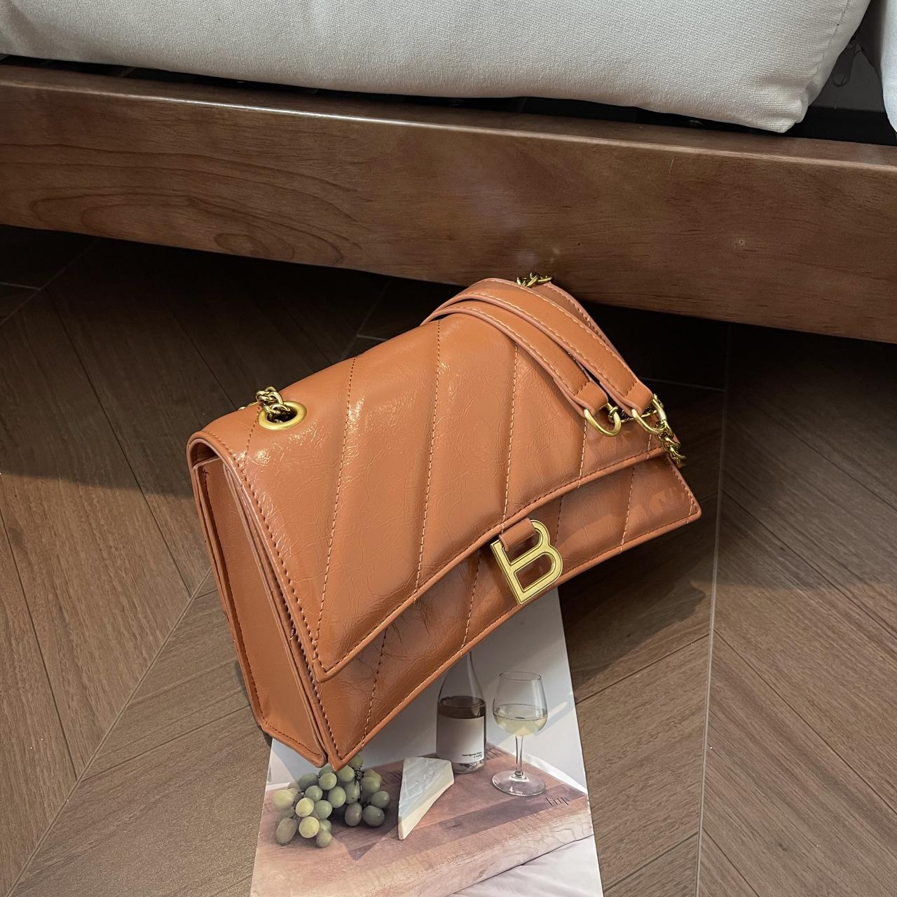 

2025 новые женские сумки подмышками женские сумки нишевый дизайн чувство однотонный плечевой мешок мессенджер коричневый