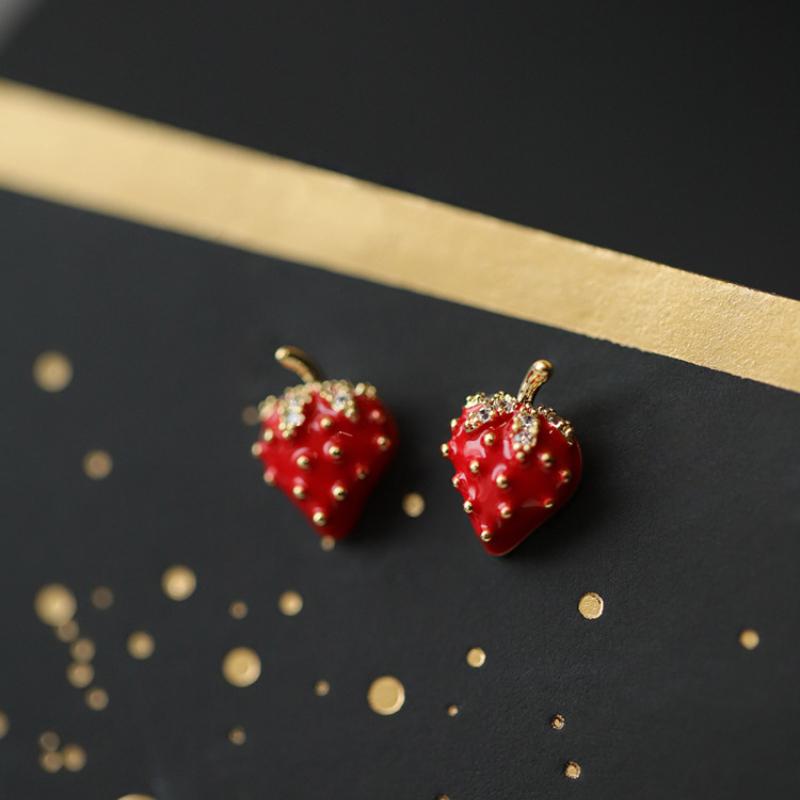 Red Mini Strawberry Earrings for Women New 2024 Explosive Delicate Small High-grade Minority Stud Earring Dainty Zircon Gift