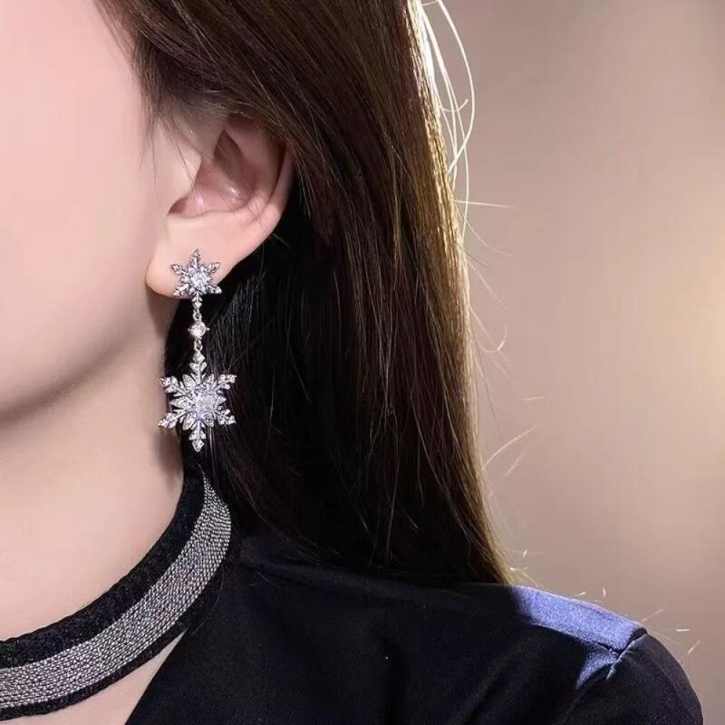 New Shiny Snowflake Earrings for Women Unique Imitation Pearl Long Chain Rhinestone Retro Pendant Earrings Fashionable Jewelry