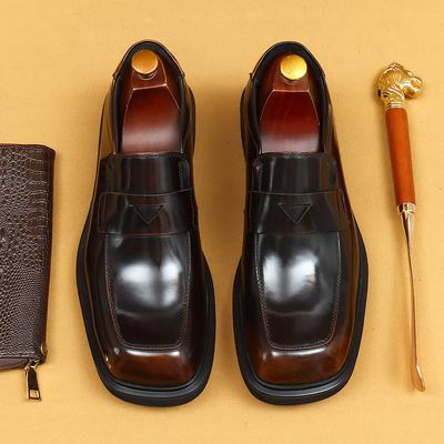 [Tijdens het evenement] Dikke, glanzende leren schoenen met brede neus, vierkant model voor heren, zwart, geschikt voor zakelijke en vrijetijdsdoeleinden, met één pedaal.