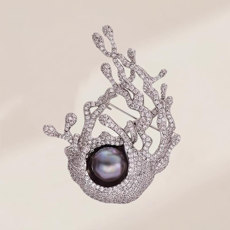 

Морская коралловая брошь, Высококлассный и модный стиль, Жемчужная брошь, Брошь с нишевым дизайнерским чувством серый/серебряный