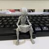 Adorno de Alien Lectura Impreso en 3D, Escultura Creativa de Alien Sentado, Figuras Coleccionables de Resina para Lectura, Escritorio, Oficina, Estudio