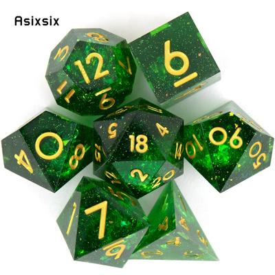 7 Stück grüne, goldene Zahlen, scharfkantige Harzwürfel, polyedrische Würfel, geeignet für Rollenspiele, RPG-Brettspiele