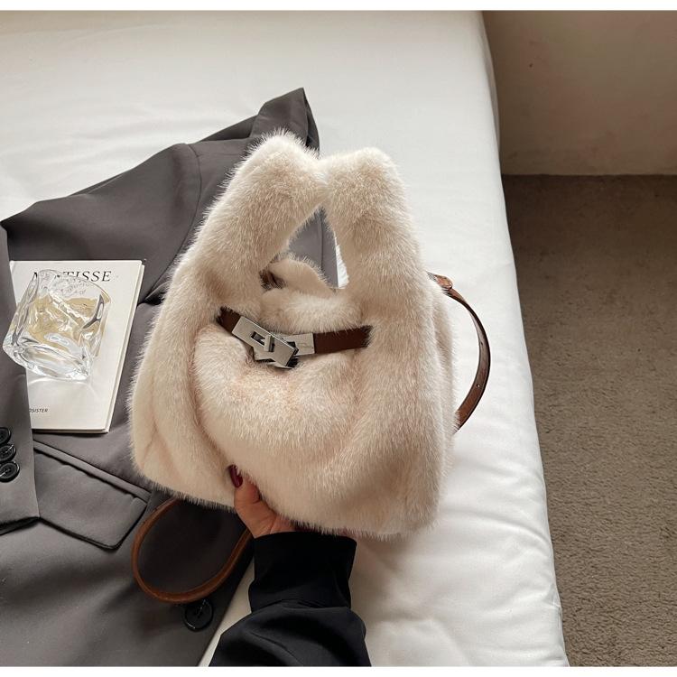 Осень и зима плюшевая маленькая сумка женская 2025 новая универсальная в иностранном стиле сумка-мессенджер супер огонь портативная пушистая сумка-ведро покинуть белый 3090₽