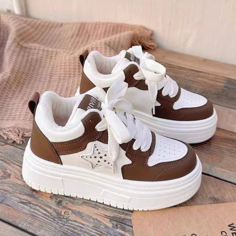 High-value milk whirring, showing small women's feet, small muffin thick-soled little white shoes, new casual and cute shoes, women's shoes