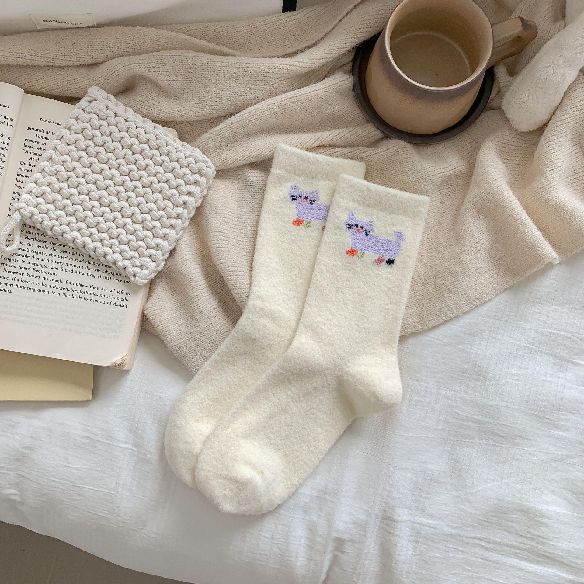 

Cute Bear Australian Velvet White Socks Medium Tube Socks Velvet Thickened Warm Cartoon Winter Stockings One size fits all