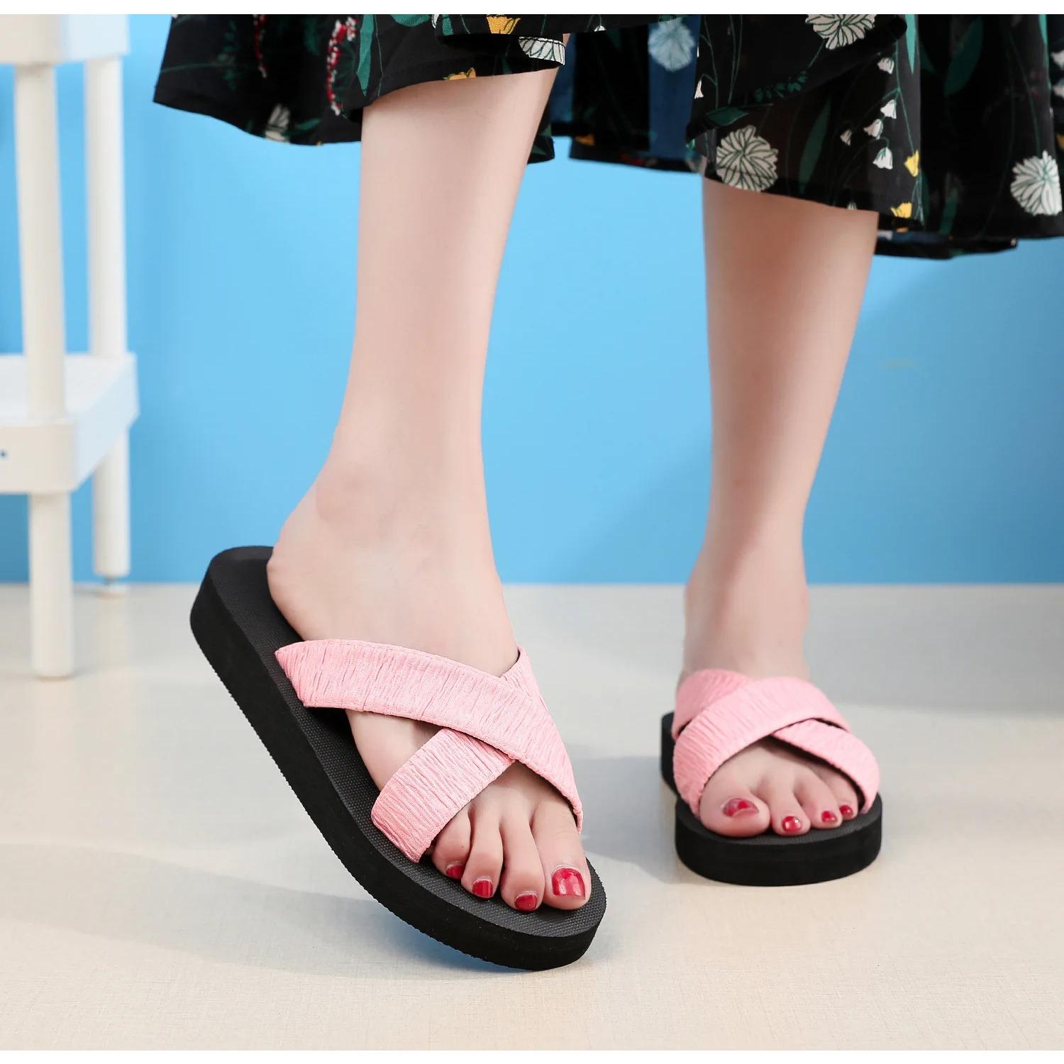 Женские шлепанцы на плоской подошве — фото 6