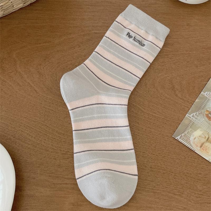 

Весенне-осенние бесшовные носки из чистого хлопка цвета сладкого крема в контрастную полоску, носки до середины икры с вышивкой букв 1 pair