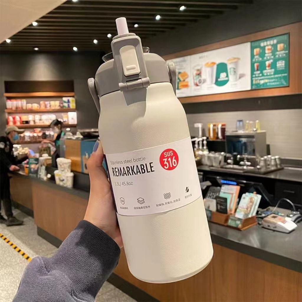 Nerezový sportovní kelímek s brčkem, Velkokapacitní venkovní přenosná nádoba s uchem, Dvouvrstvá vakuová cestovní nádoba