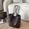 Popular Women's Large Capacity Mother-Child Tote - High-End Woven Texture Single Shoulder Bag for Commute and Shopping.