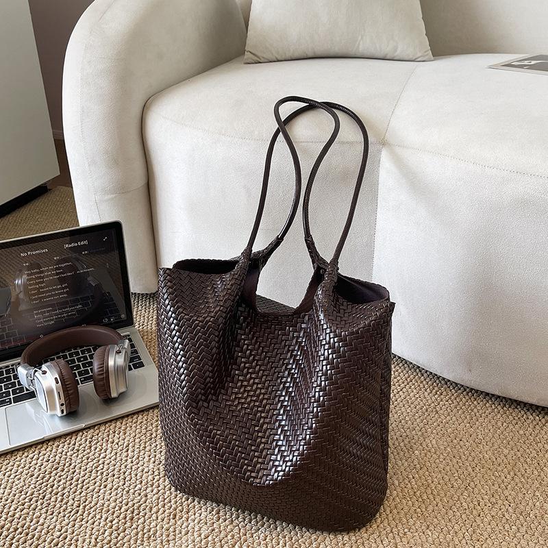 Popular Women's Large Capacity Mother-Child Tote - High-End Woven Texture Single Shoulder Bag for Commute and Shopping.