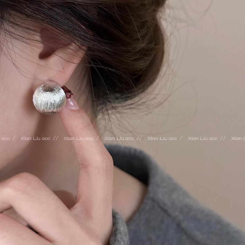 

European and American fashion retro metal brushed ball stud earrings women s light luxury matte niche design sense unique stud earrings