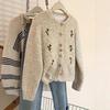 Herbst und Winter Neuer Stil Koreanischer Stil Sanfter Stil Retro Bestickte Pulloverjacke Damen Locker Weich Wachsig Rundhals Gestrickte Cardigan Top