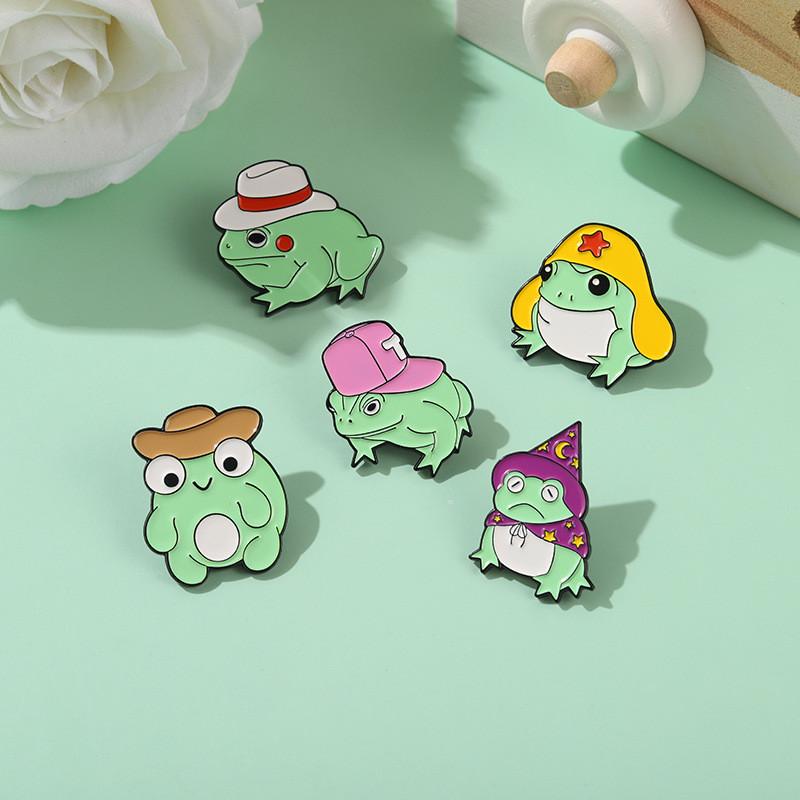 Eye-catching Alloy Frog Brooch Pin For Unisex Fashion With Distinctive Five-pointed Hat Style
