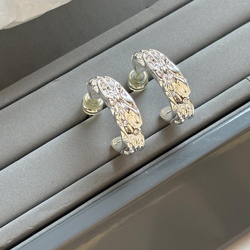 

Sterling silver irregular texture stud earrings new popular high-end earrings temperament light luxury accessories women s models