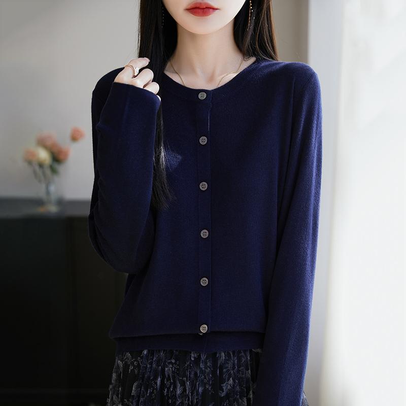 Dámský lehký kardigan z 50% vlny a 50% morušového hedvábí - všestranný úplet na 4 sezóny pro celoroční pohodlí a styl