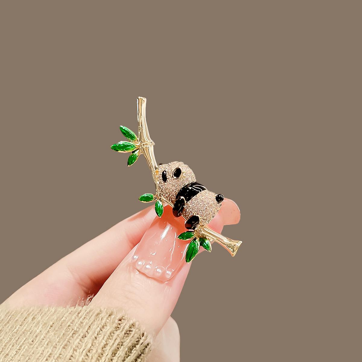 

Chinese wind mountains and rivers brooch exquisite corsage creative suit panda pin temperament noble coat decorative gift