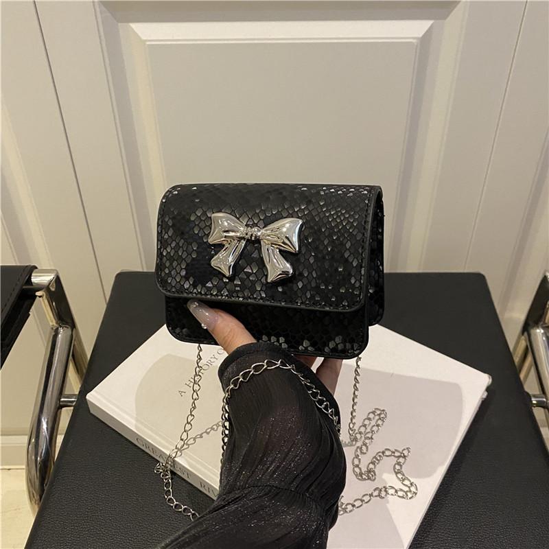 2025 spring and summer new personalized fashion season shoulder messenger bag bag women's trend casual commuter portable small square bag