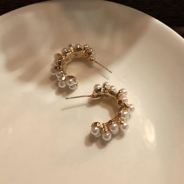 Boucles d'oreilles de luxe tendance 2024 accrocheuses pour femmes: Boucles d'oreilles à clous tendance et polyvalentes pour l'automne et l'hiver