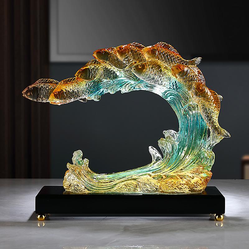 Kunstharz-Kunsthandwerk, transparente, farbverlaufende Goldfisch-Skulptur, wellenförmige Fischornamente, Heimdekoration