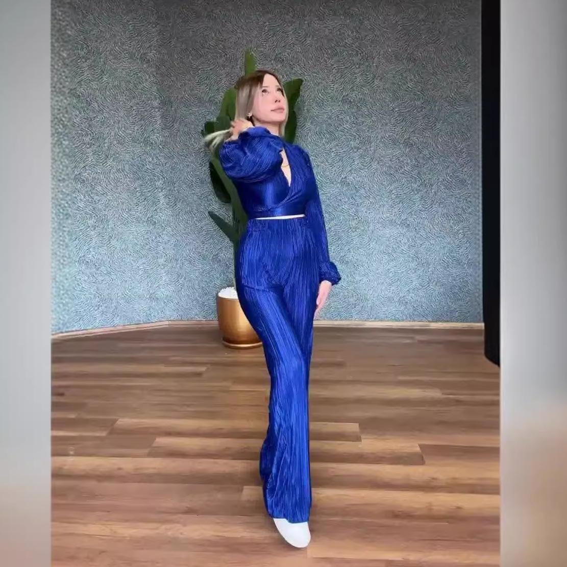 

Комплект из топа с V-образным вырезом и шнуровкой и брюк микроклеш на осень 2024 года XS синий