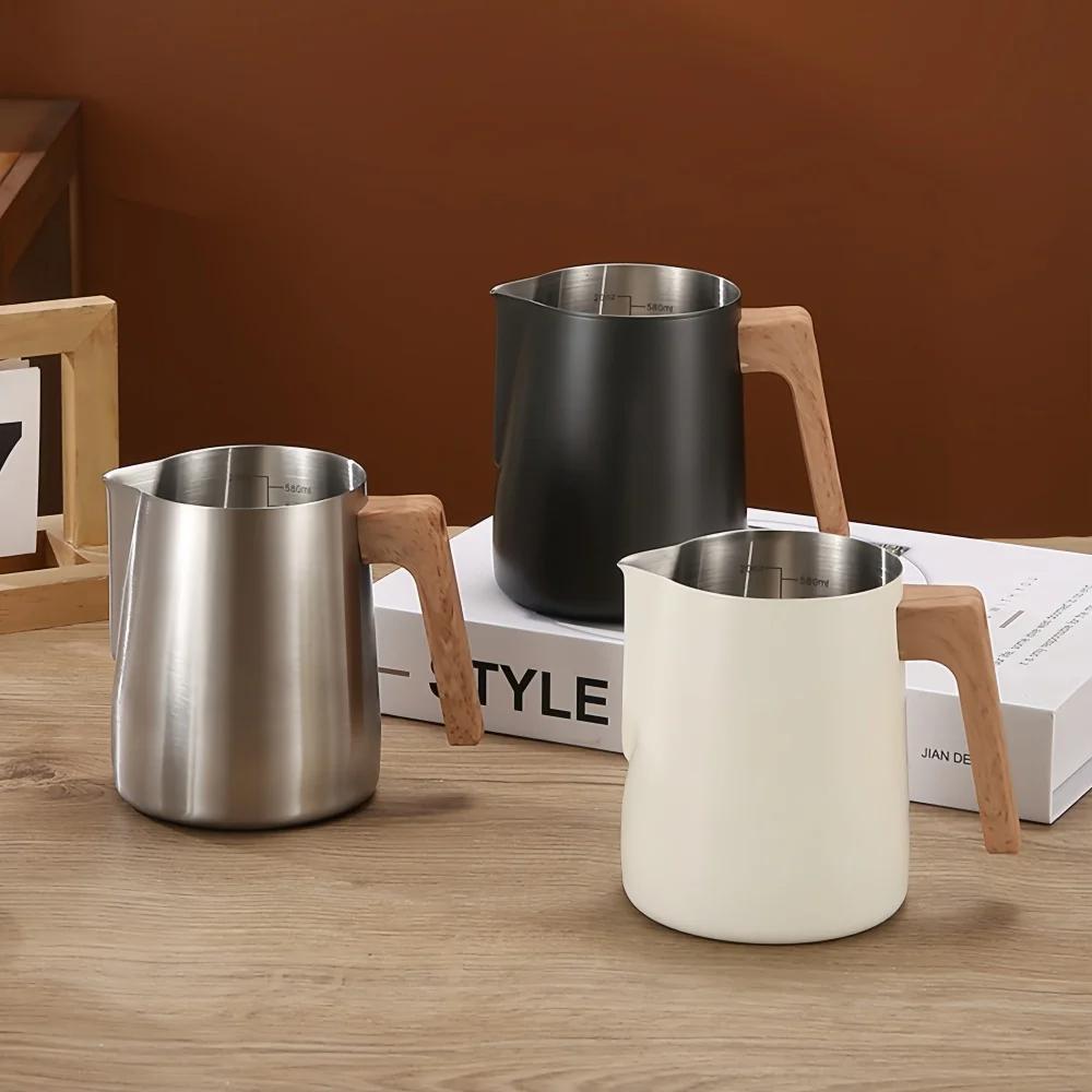 Jarra Jarra para Espumar Leche de Café Acero Inoxidable 304 Báscula de Precisión Mango con Textura de Madera Antiescaldado Utensilios de Café Profesionales