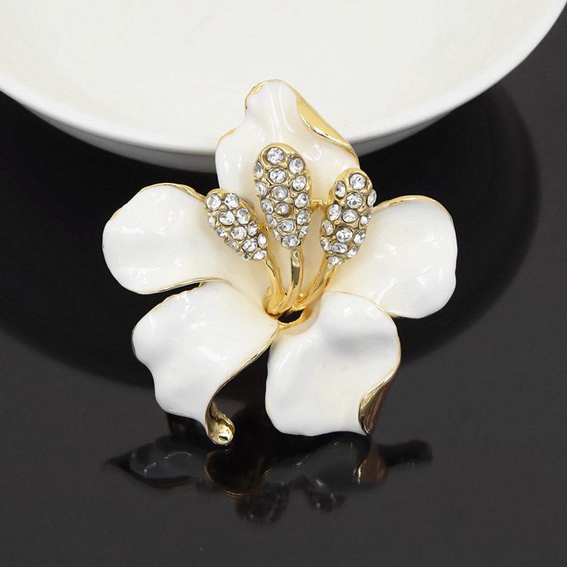 Elegant Rhinestone Lily Brooch – High-End Painted Flower Pin for Weddings