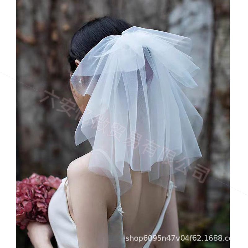 Eleganter zweilagiger Brautschleier für Hochzeit und Fotografie