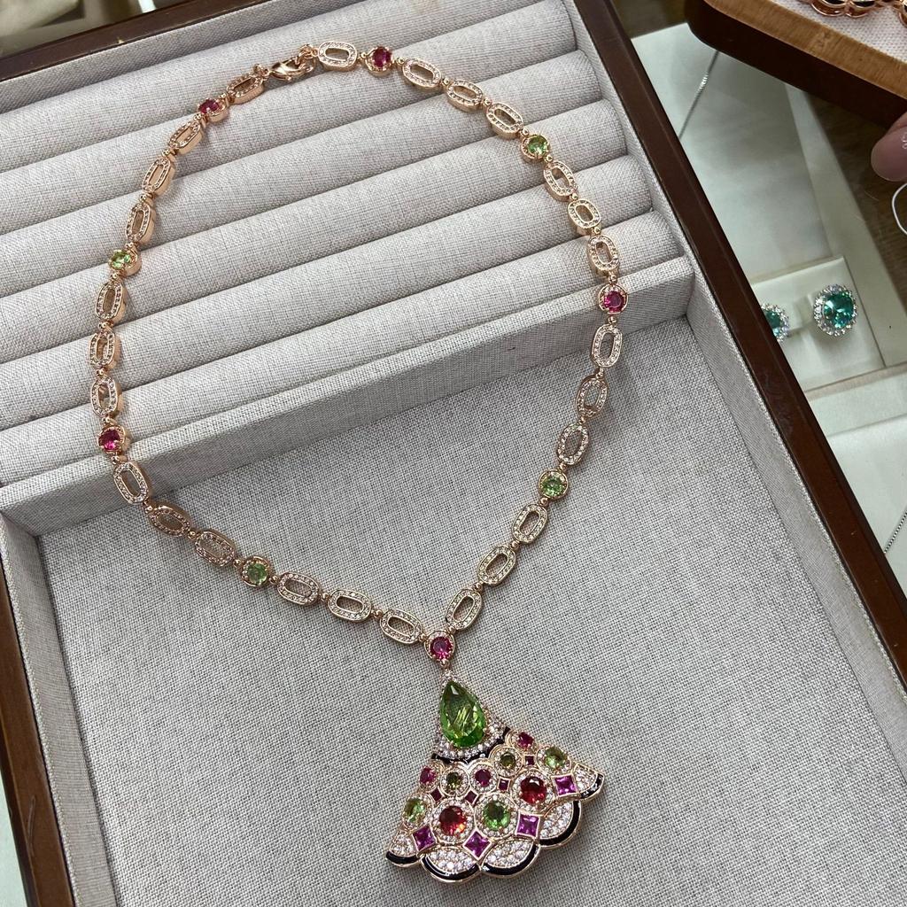 Luxury Fan Necklace Ruby Inlaid Fan Elegant Ladies Fashion Dinner Set