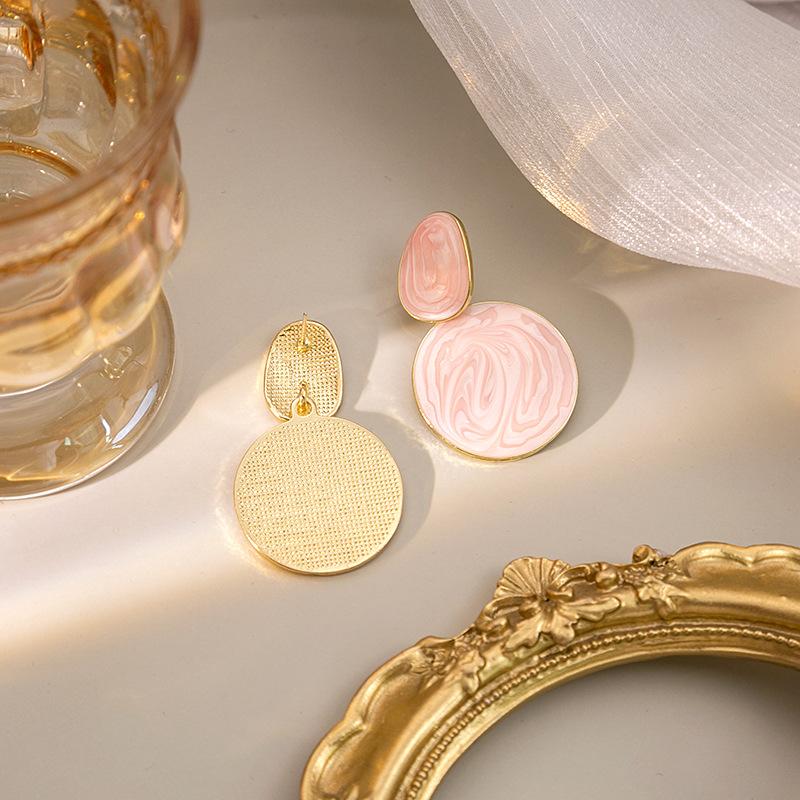 Modische ovalförmige Ohrringe in Bonbonfarben mit zarten, strukturierten Anhängern