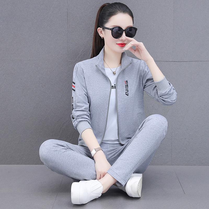 

Женский трикотажный спортивный костюм из трех предметов для весны/осени: Толстовка и спортивные штаны для мам среднего возраста, свободный облегающий крой. M (75-90 lbs) серый