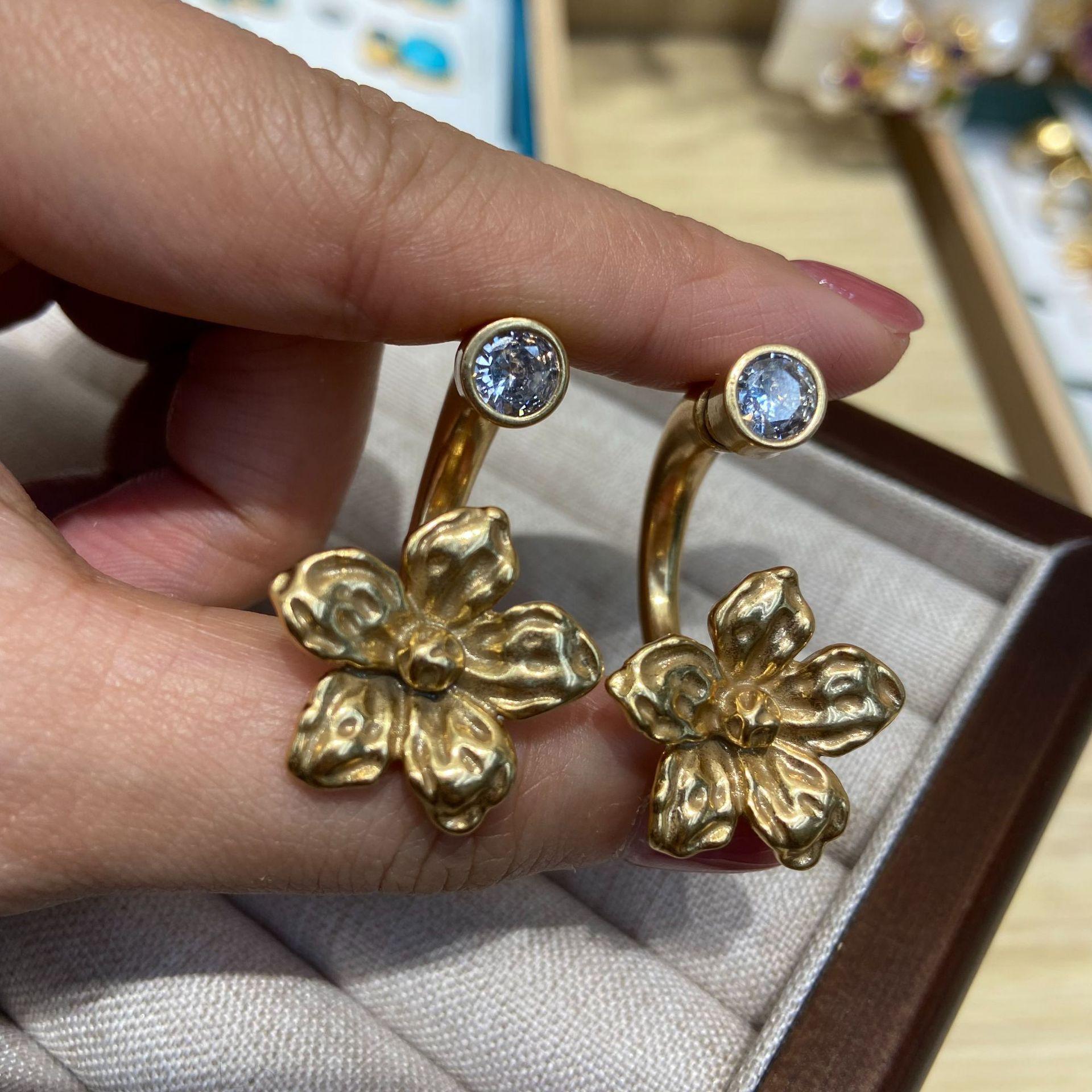 

Модные ретро-серьги с медным покрытием 18-каратного золота, литье с узором из пяти лепестков, женские серьги-цветы